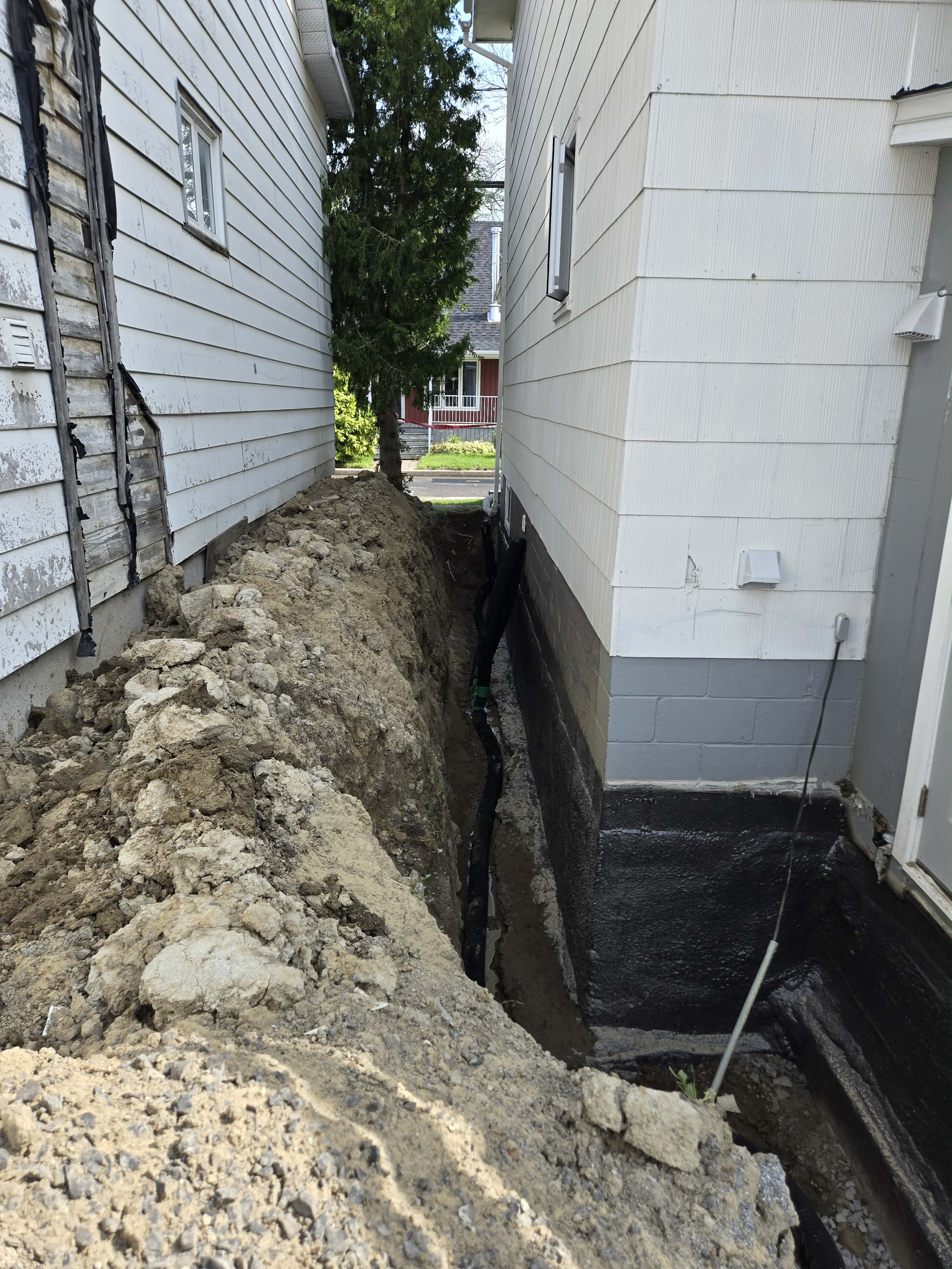 Excavation étroite pour l’installation d’un drain français