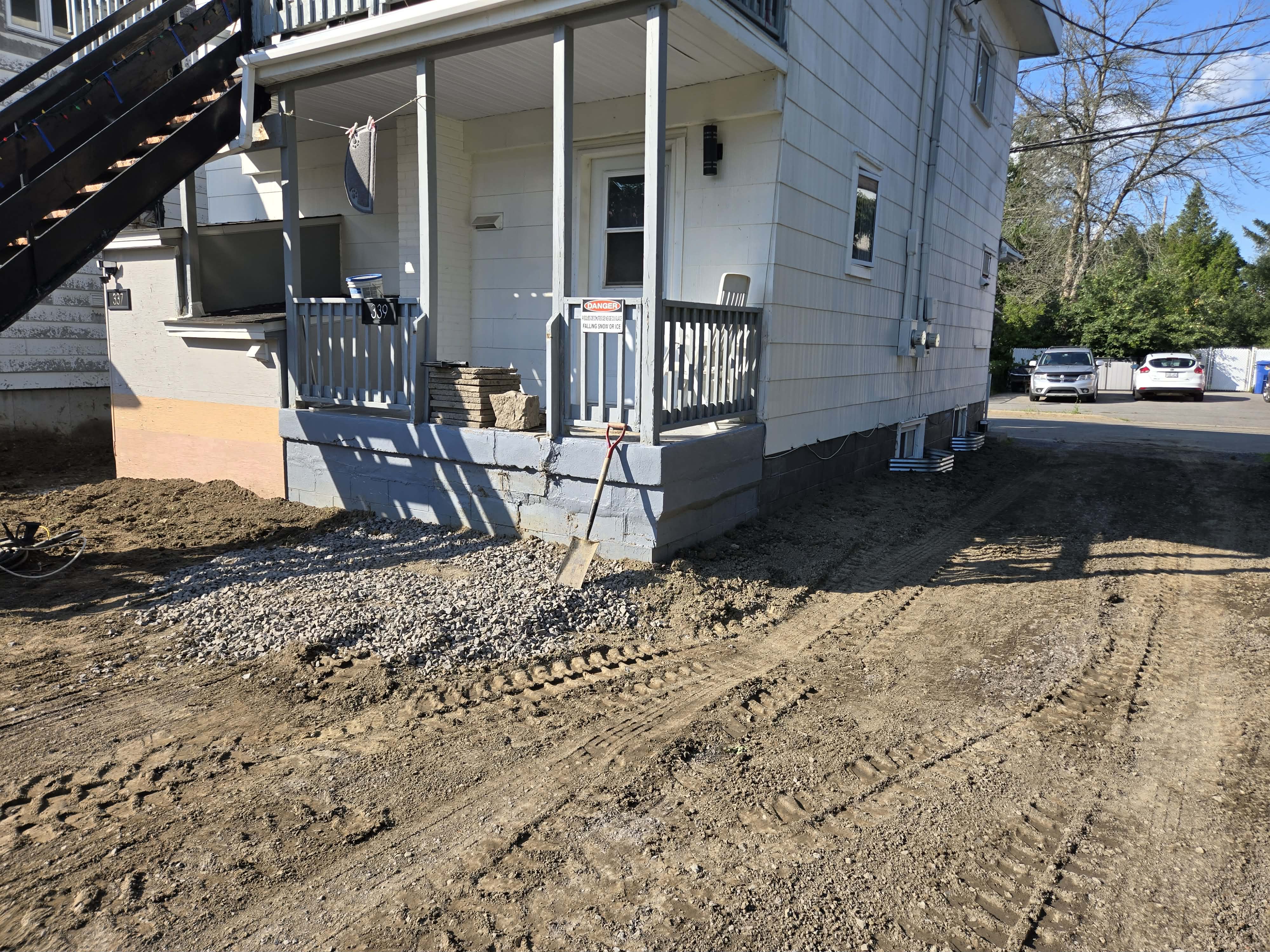 Travaux de drainage et préparation autour d’une fondation